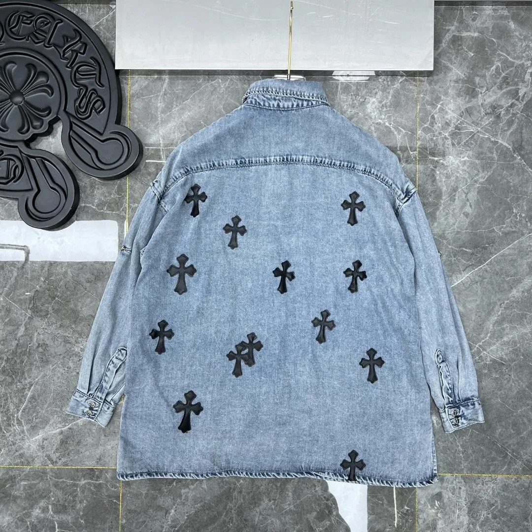 P356 Chrome Hearts🍁Spring shirt series🍁 Good to see and explosive series💥 Classic embroidered leather denim Exclusive custom weaving and dyeing 100% pure cotton high weight denim fabric High-tech washing! Heavy enzyme stone rinse! Original hardware mold opening! ⭐Special version original slit design ⭐Patchwork craftsmanship ➕Patchwork design ⭐The whole body has 25 pieces of heavy-duty patchwork leather. This season’s universal denim shirt can be sweet or salty❤️ Suitable for all kinds of outfits, can be worn in all seasons, short or long sleeves 🌈Recommended color: Custom washed denim blue 🌈Code numbers: S, M, L, XL